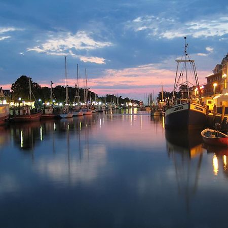 Lotsenhaus/Ostseewelle Rostock Buitenkant foto