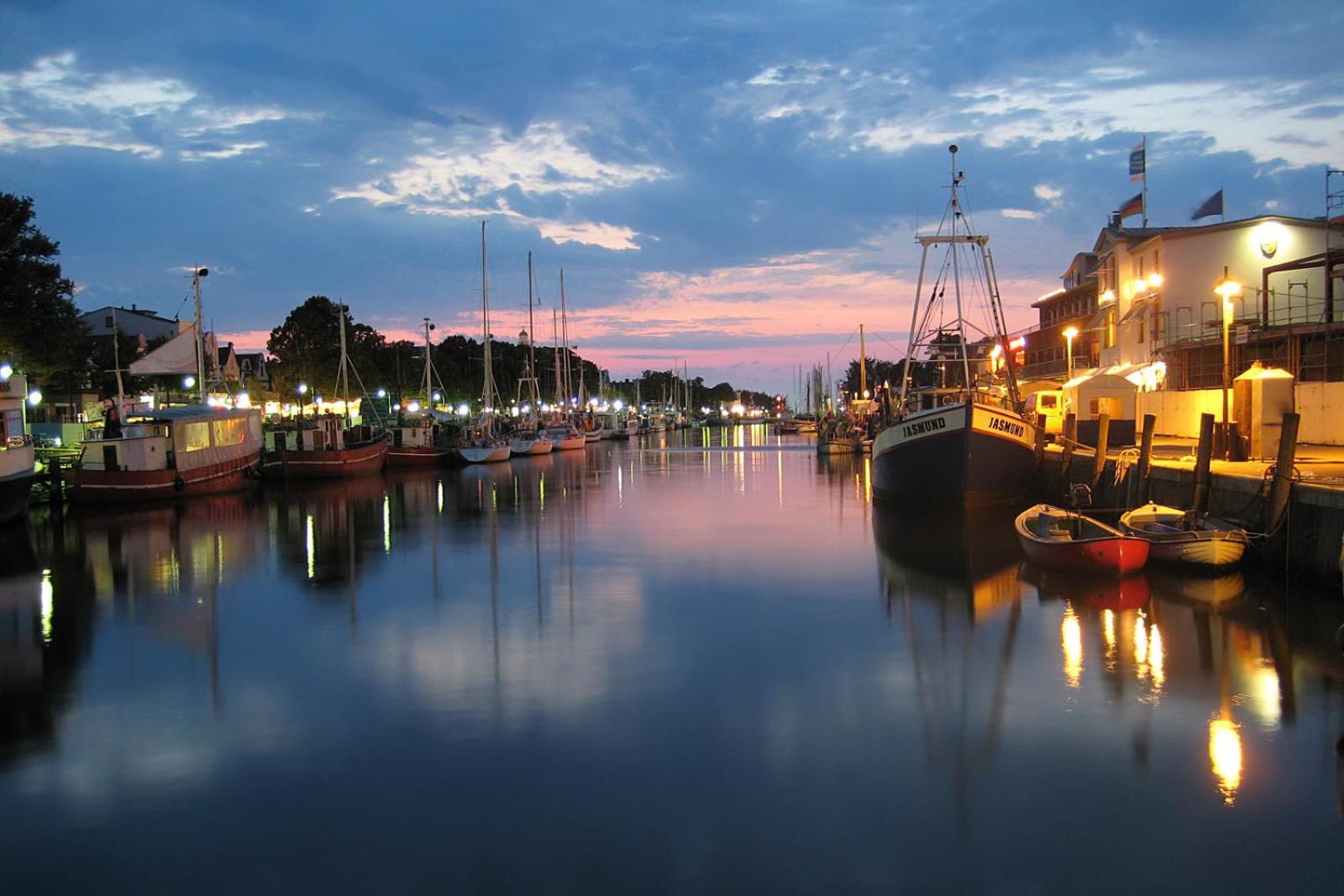 Lotsenhaus/Ostseewelle Rostock Buitenkant foto